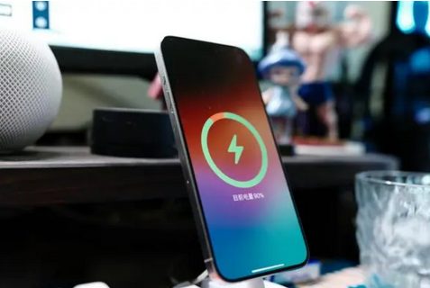 秀洲苹果15换屏服务分享用什么充电器给iPhone15充电更好 